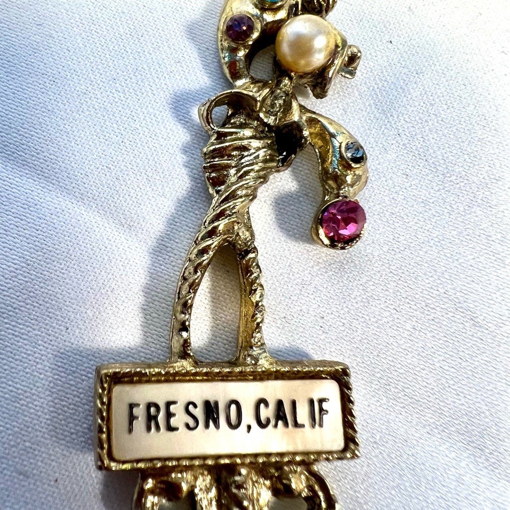 Lot of two Collectible Gold tone souvenir Spoons, with dancing figure on top. - Picture 8 of 8